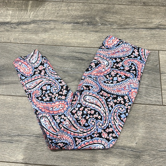 • K Deer • Women’s Yoga Legging Capri Crop Length Nantucket Paisley Medium - Picture 4 of 5